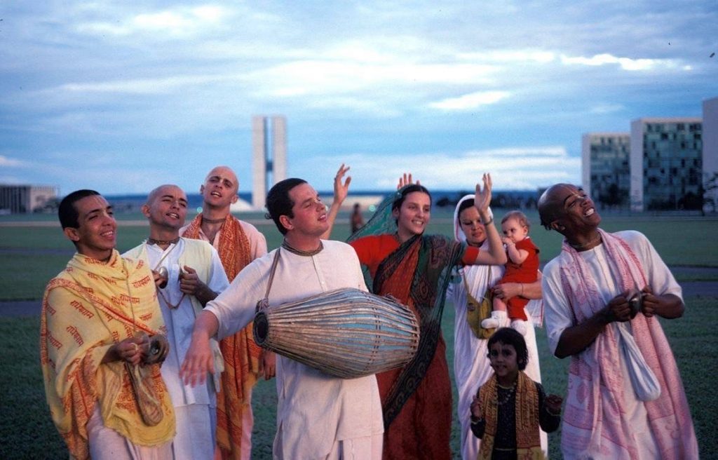 ISKCON Brasil - OS GURUS NO BRASIL Hare Krishna. Todas as glórias a Srila  Prabhupada Por favor, aceitem as minhas mais humildes e amorosas  reverências Oro a Krishna pedindo que todos os